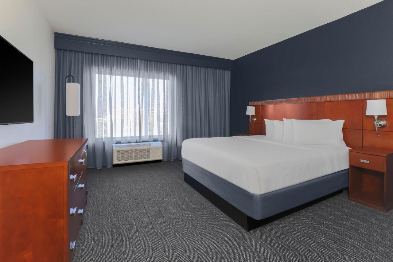 Courtyard Airport 3*