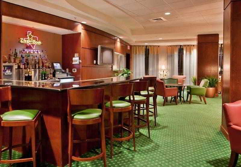 Courtyard Airport Hotel 3*