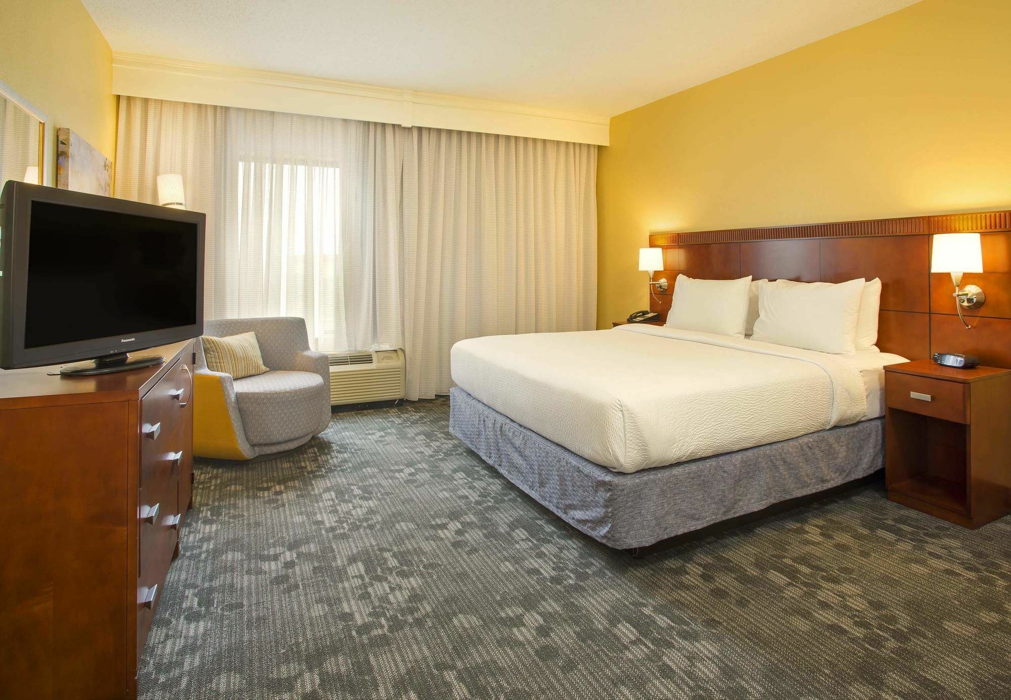 Courtyard Airport 3*