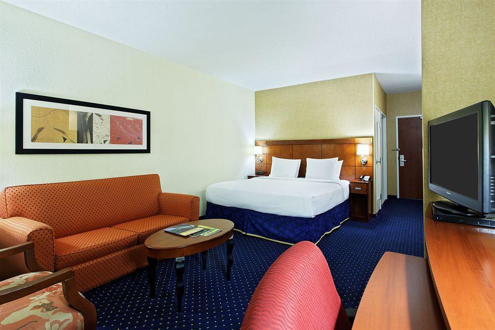 Courtyard Airport Hotel 3*