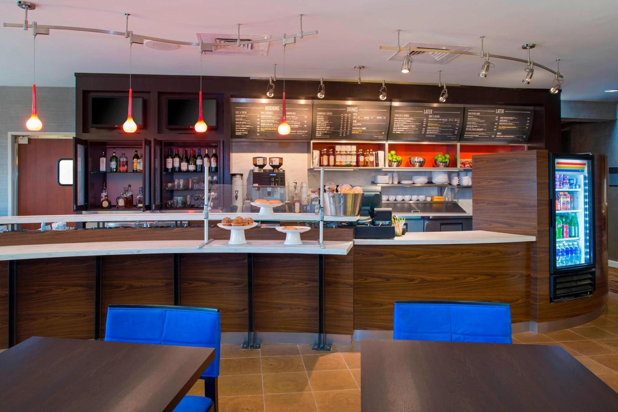 Hotel Courtyard Airport 3*