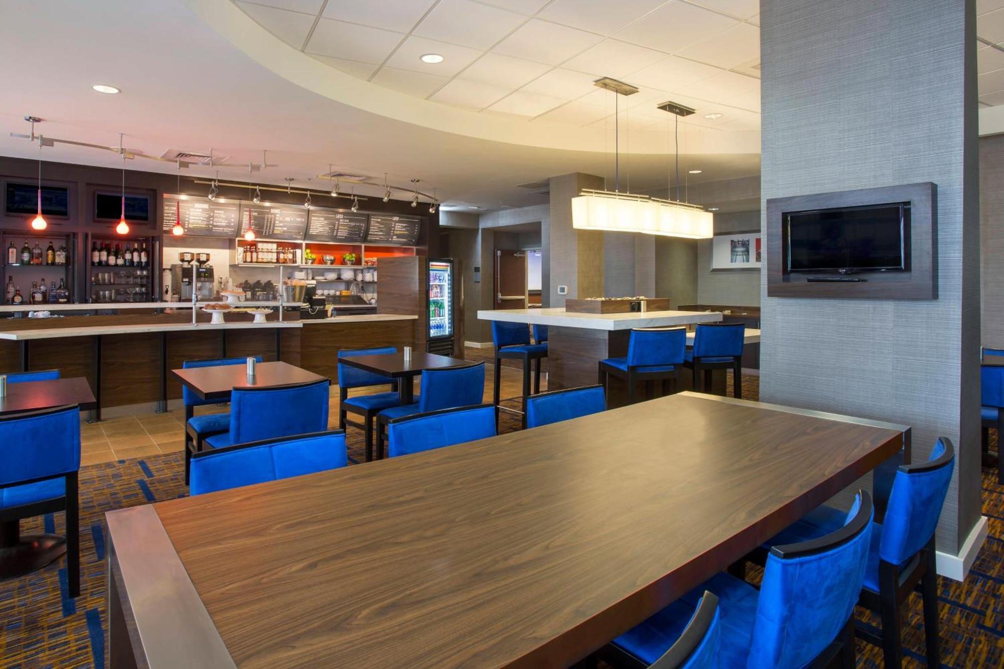 Courtyard Airport Hotel 3*